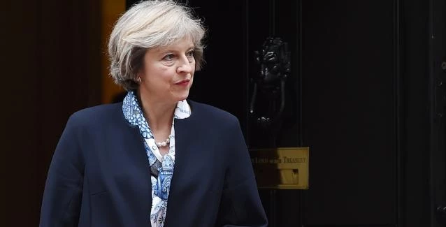 Η Μέι πιστή στις αποφάσεις της – Κανονικά η ψηφοφορία και ας καταστραφεί